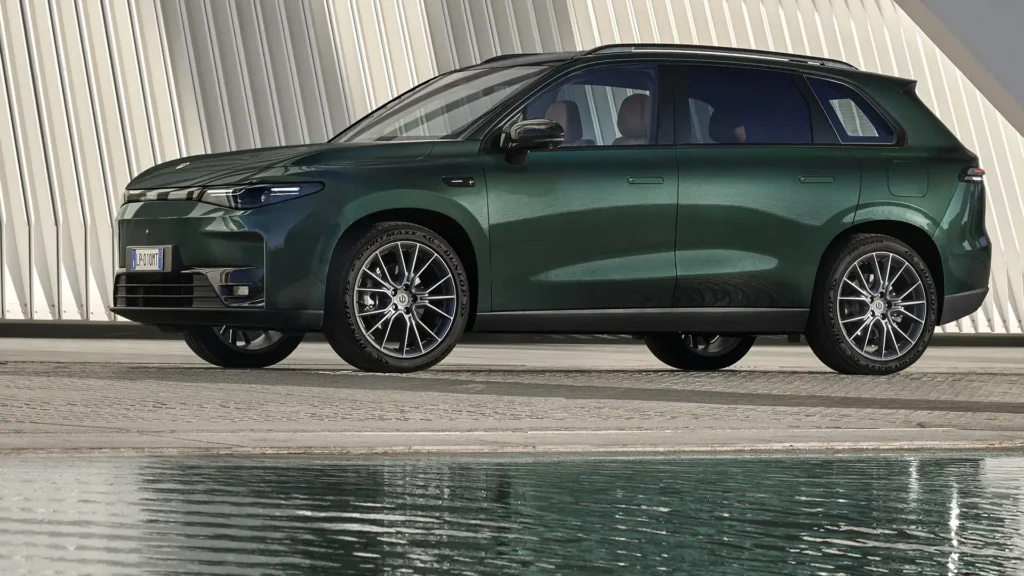 Šis visiškai naujas modelis veikia be Apple CarPlay ar Android