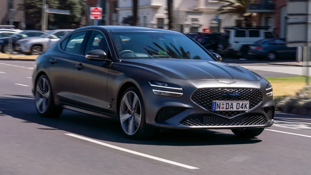 „Genesis G70“ sedano ateitis po debesiu po „Kia Stinger“ kirvio