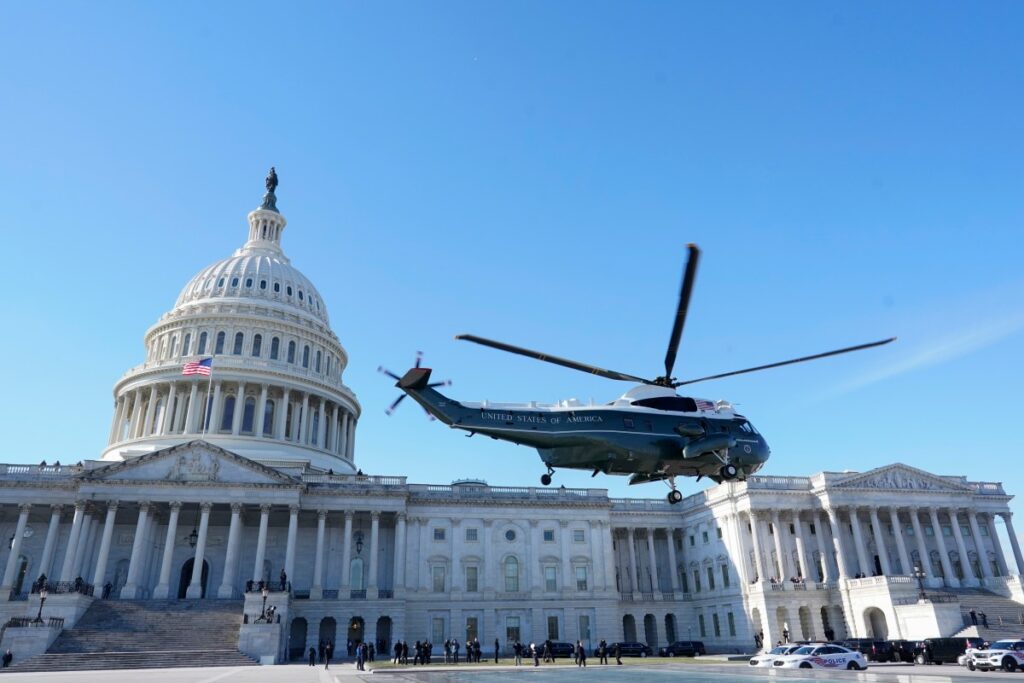 Trumpas šaudo šimtus oro eismo palaikymo darbuotojų, kai „SpaceX“ lankosi