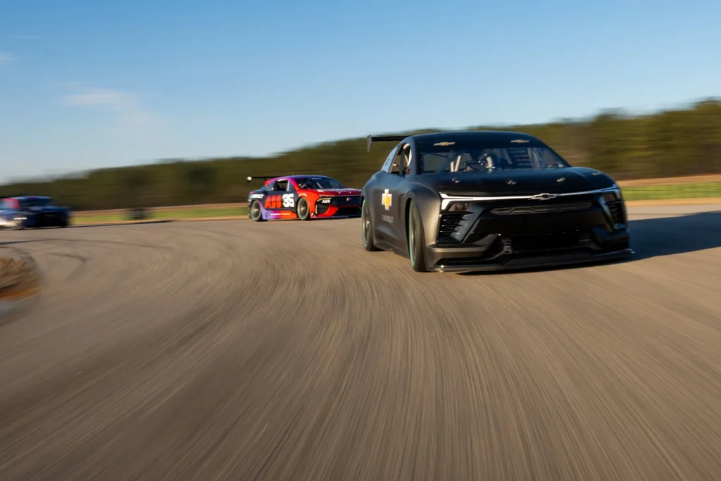 „Chevy“ atneša pirmąjį elektrinį tempo automobilį, Ev.R prototipą į „Daytona