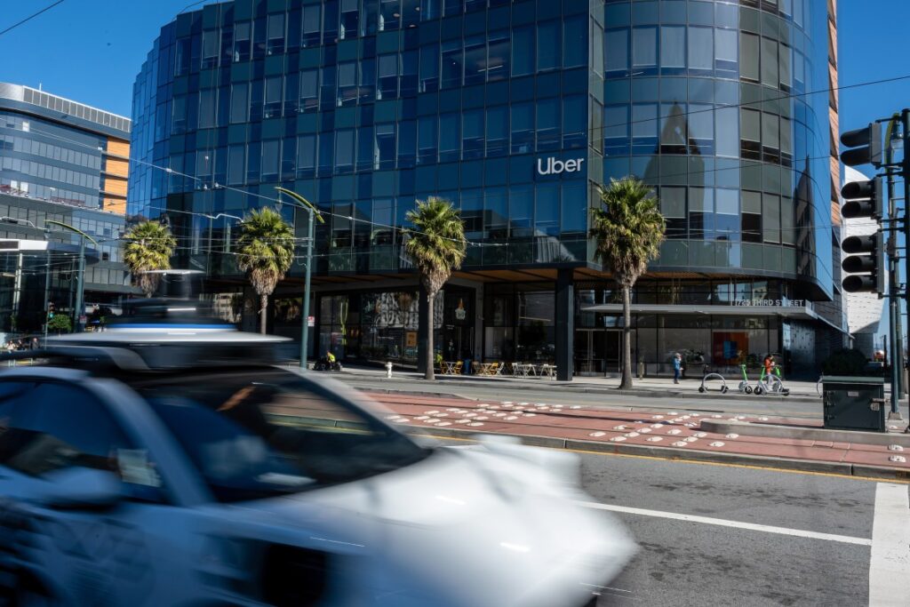 „Uber“ nori milijonus savo vairuotojų paversti jutiklių tinkleliu, skirtu savarankiškai